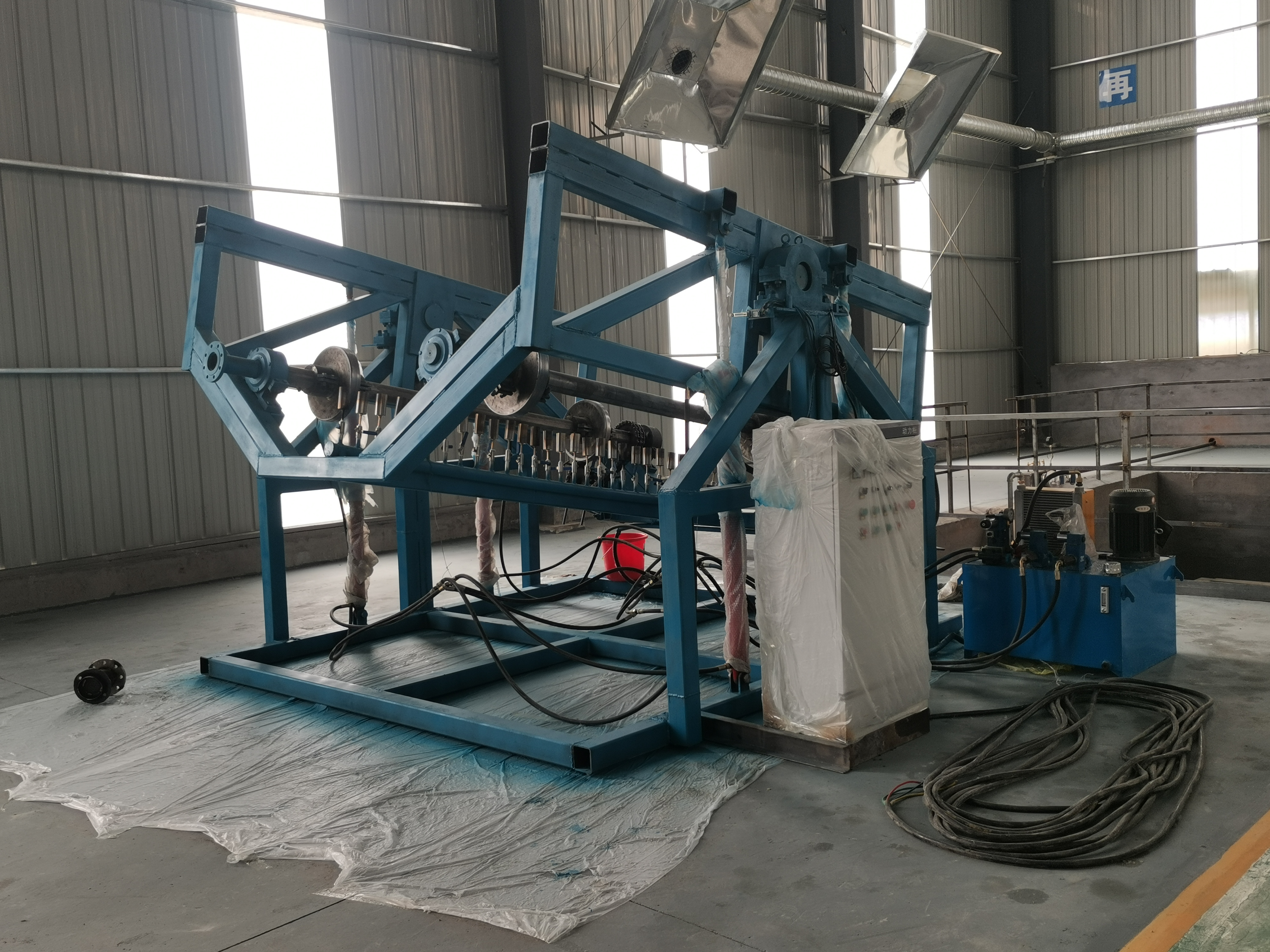 金展防腐工人生产-钢衬塑储罐加工现场