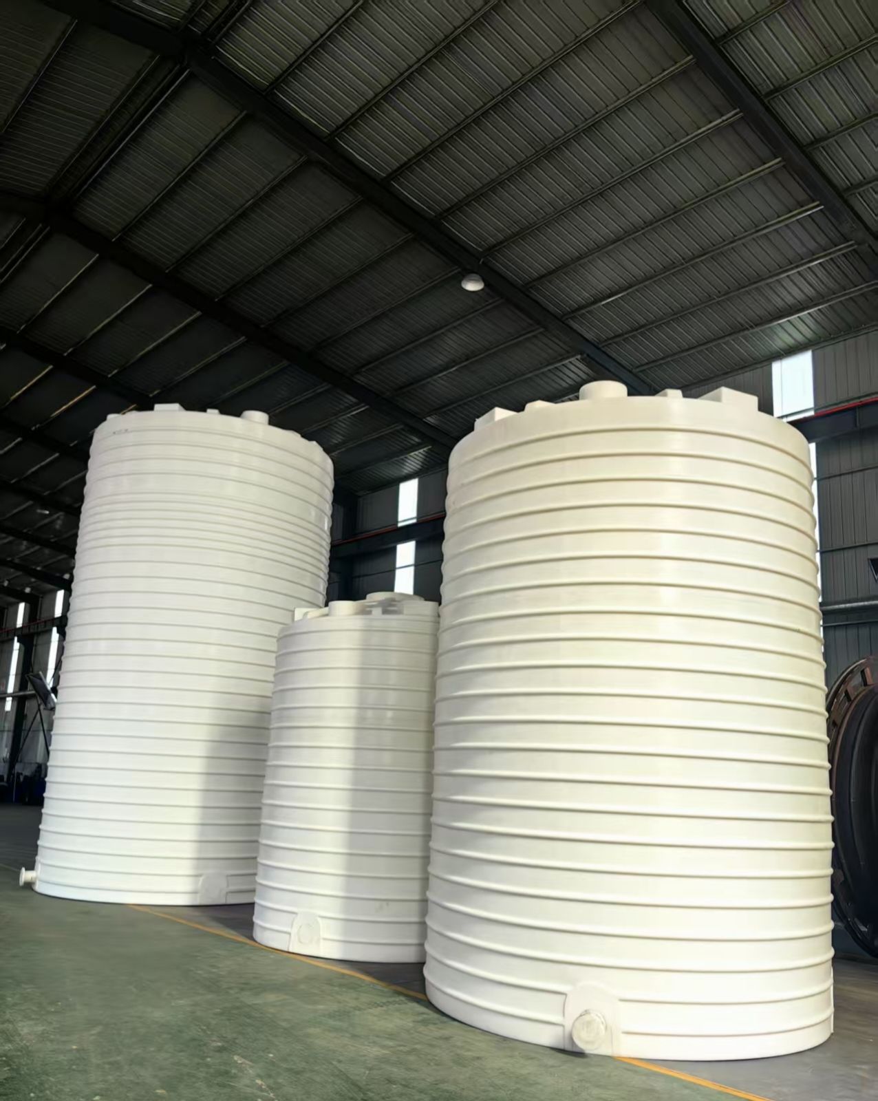 钢衬塑储罐安装现场-化工储罐施工案例